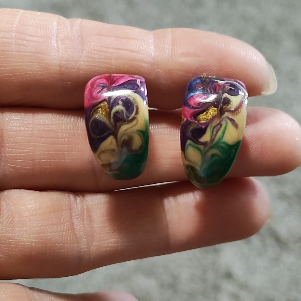 VINTAGE MULTICOLORED SWIRLED ENAMEL GOLD-TONE HALF HOOP LEVERBACK 1" EARRINGS